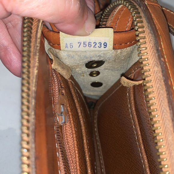 Vintage Gently Loved Dooney & Bourke All Weather Pebbled Leather Crossbody - Picture 9 of 12